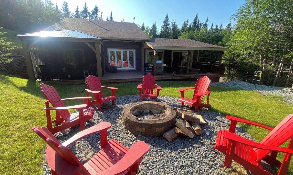Harbour Main Cottage | Cozy Mahers Cottage - Hot tub