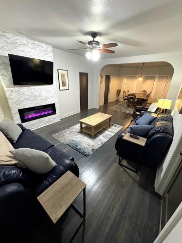 Hecla House | Cozy Main Floor- Hecla
