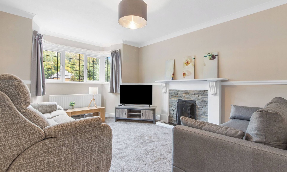 Epsom Apartment | Cozy Maisonette in Langley Vale