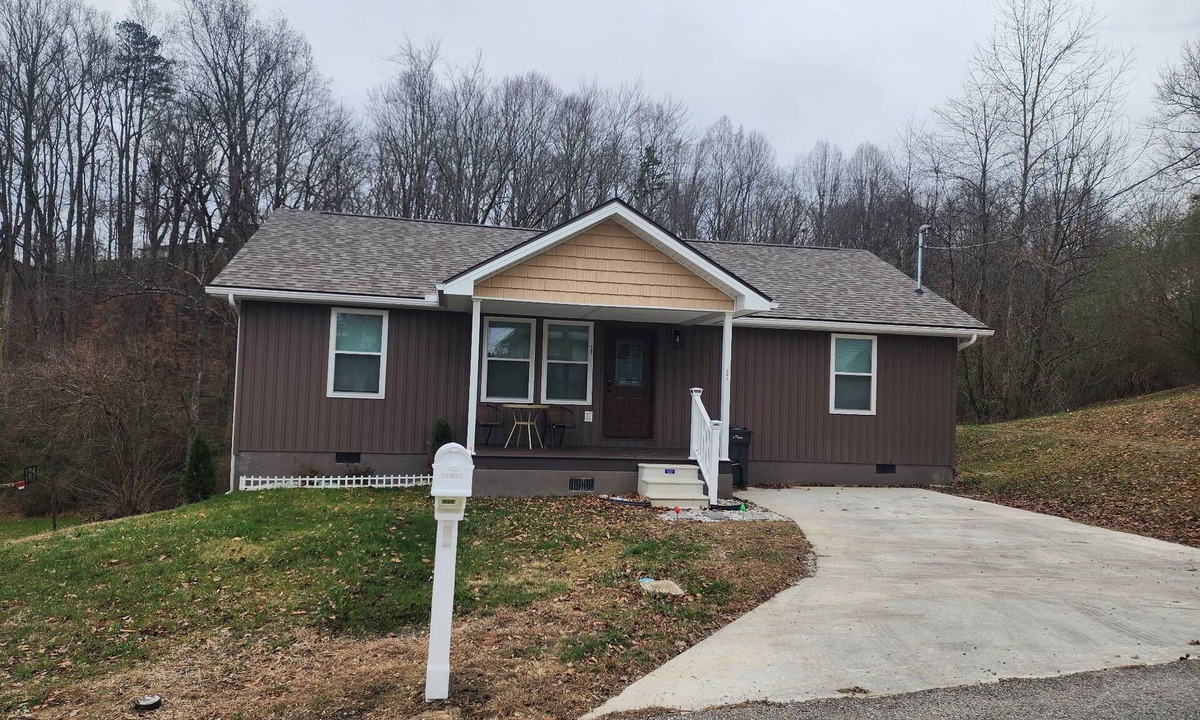 Corbin House | Cozy Maverick of Corbin, 3 bedroom 2 bath and dog friendly! Extra parking!