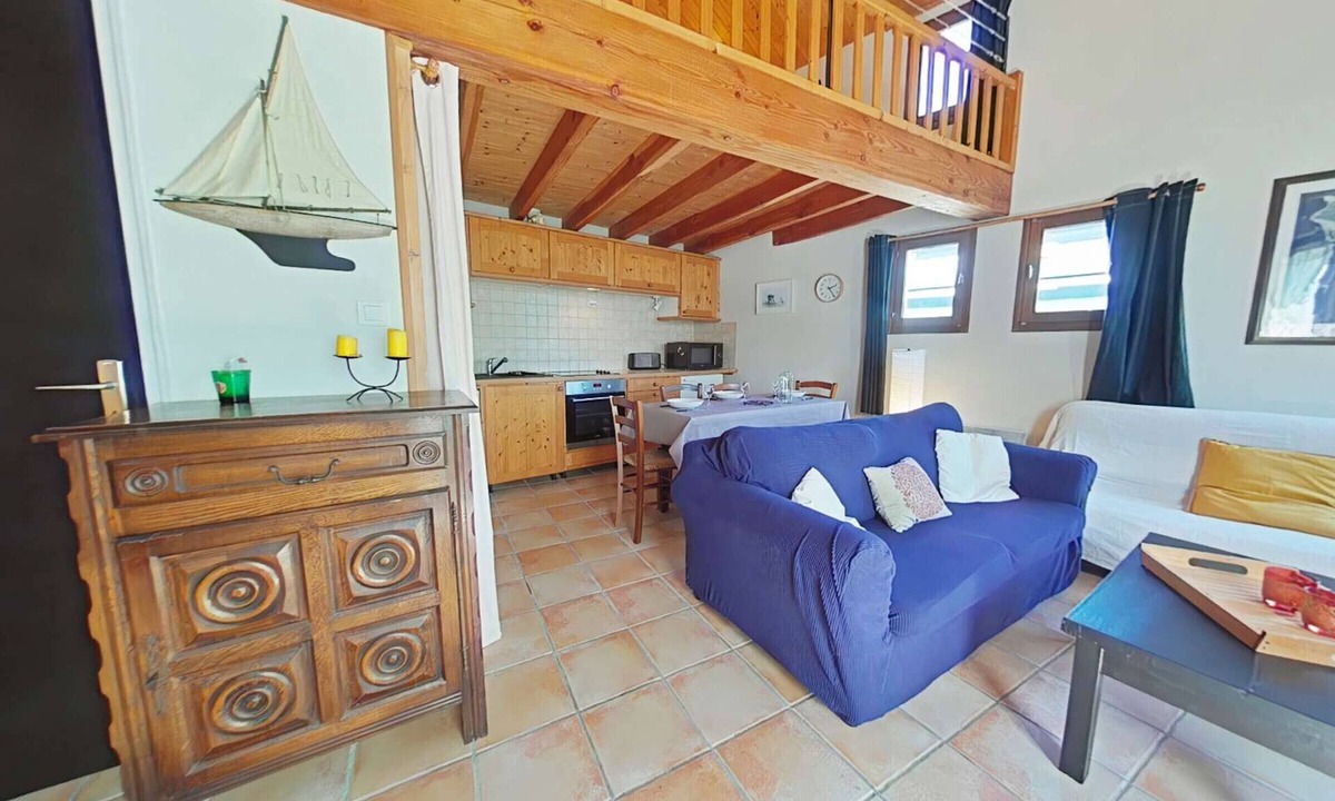 Barbatre Apartment | Cozy Mezzanine Studio 200m from Beach