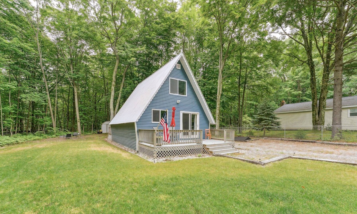 Ludington Cabin | Cozy Michigan Escape w/ Deck, Fire Pit & Grill!