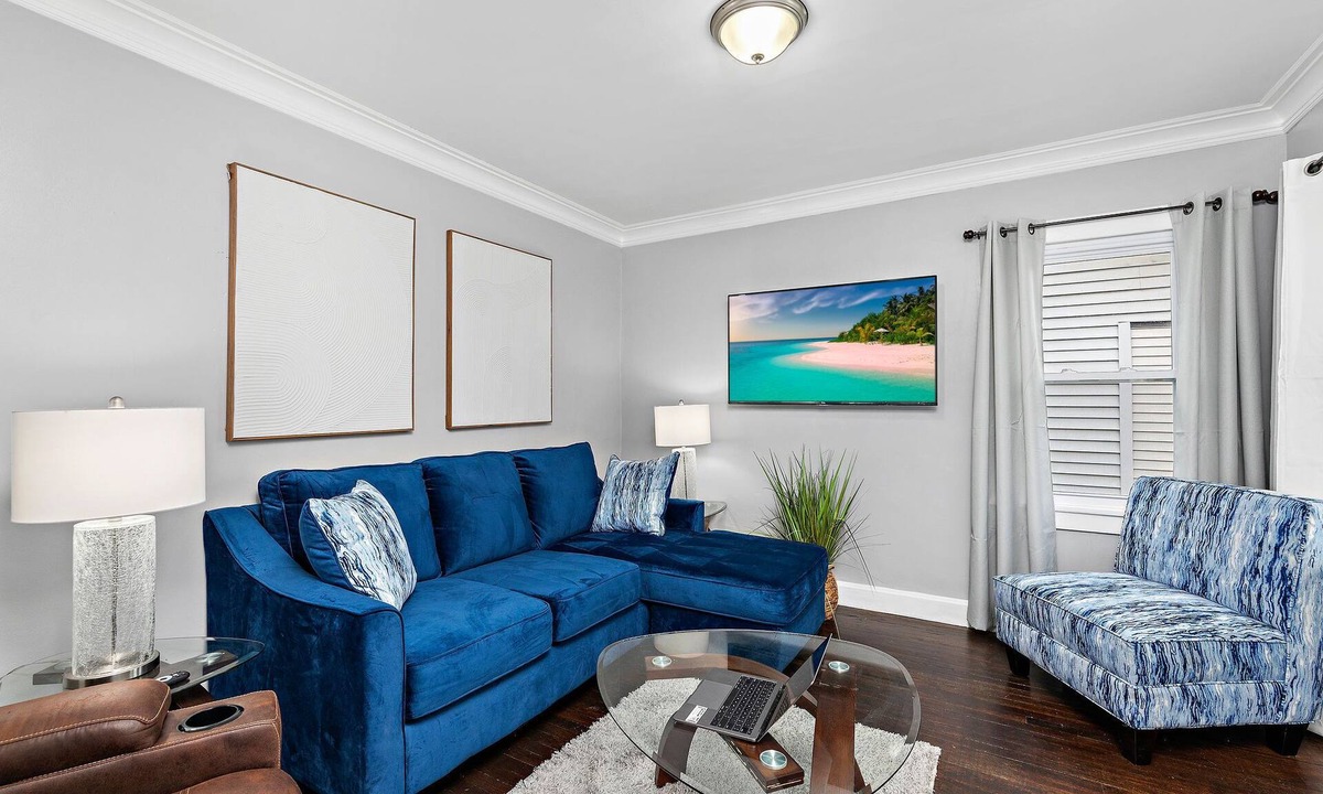 Kansas City House | Cozy Midtown Home 10 Min to Downtown KC, 12 Min to Arrowhead & world cup.