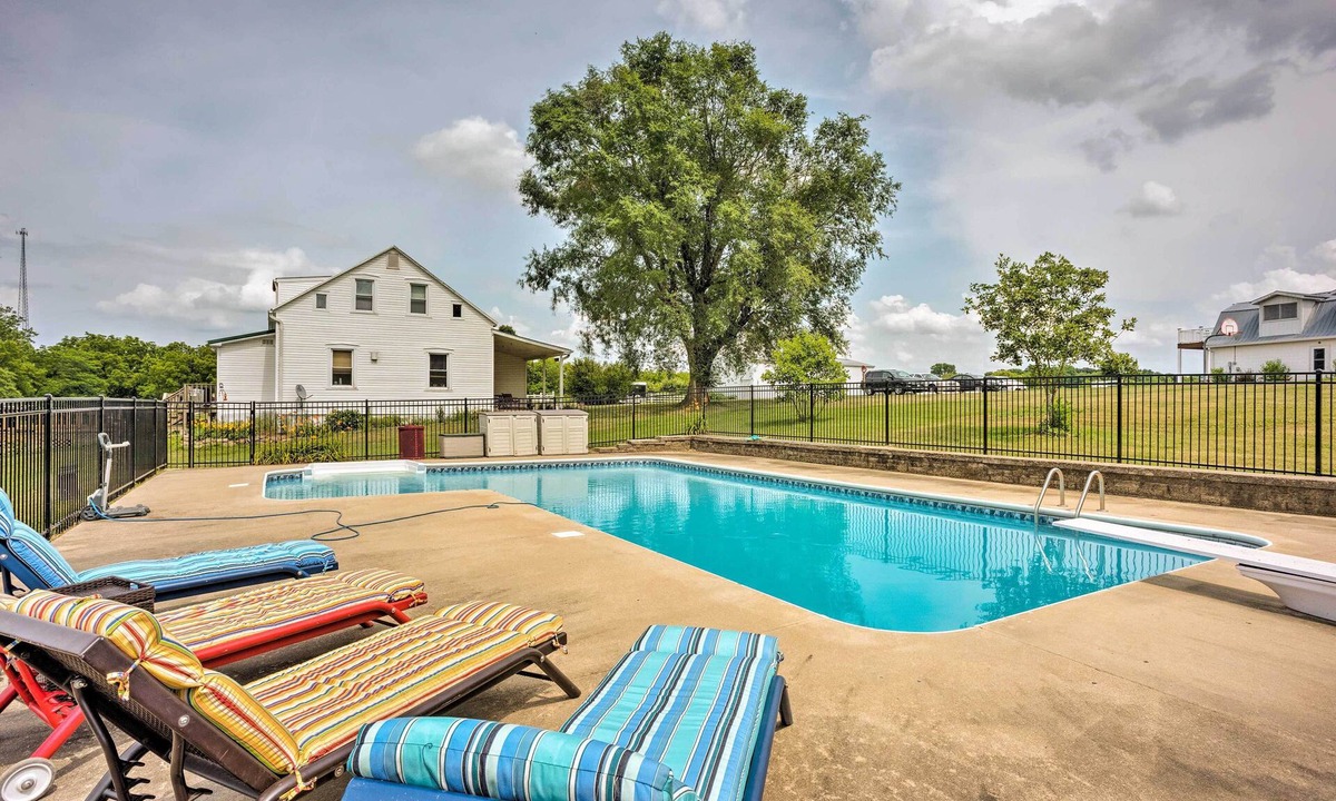 Berger Apartment | Cozy Missouri Retreat w/Pool, Pond & Fire Pit!