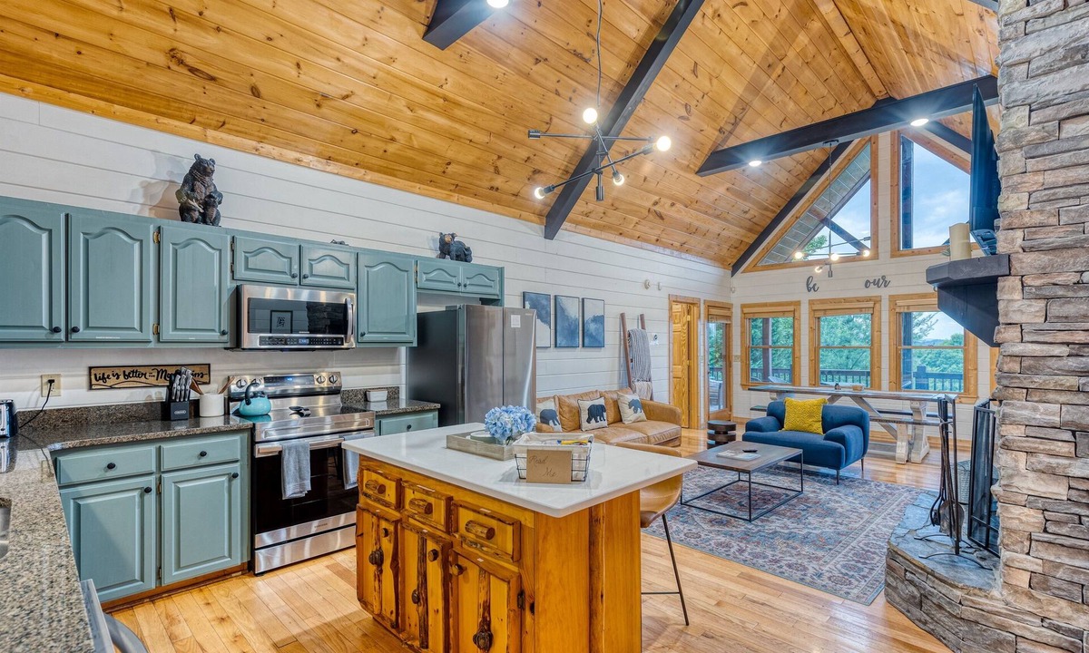 Mineral Bluff Cabin | Cozy Mntn Escape *Fireplace *Games *Views *Hot Tub