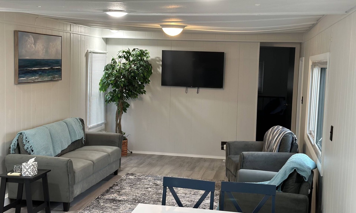 Port Clinton House | Cozy Mobile Home