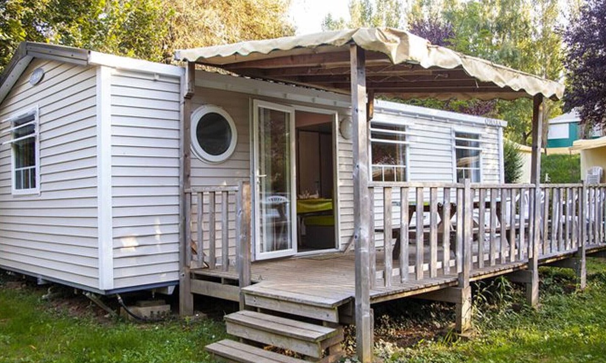 Naucelle House | Cozy mobile home with terrace at Naucelle campsite