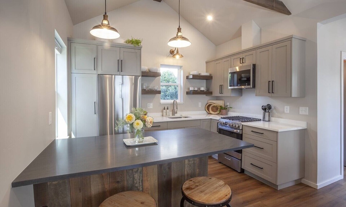 Historic Railroad District Cottage | Cozy Modern 1 Bedroom Cottage