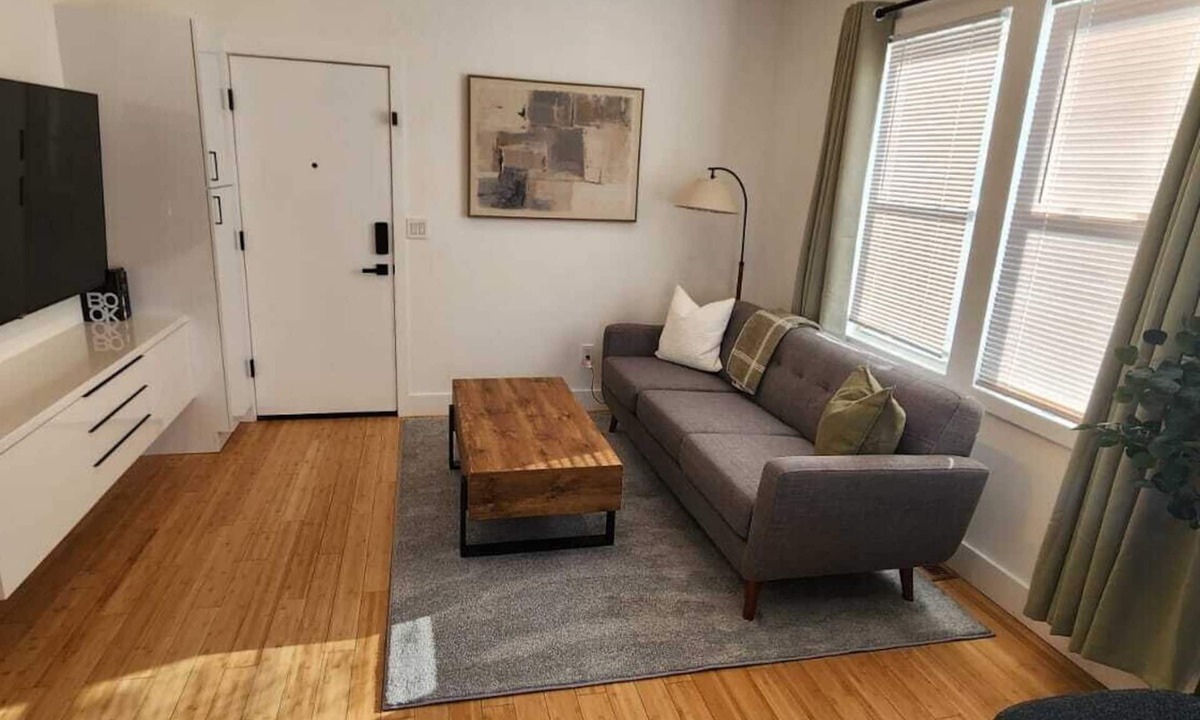 Linden Apartment | Cozy & Modern 2 Bedroom Stay Great for Commuters