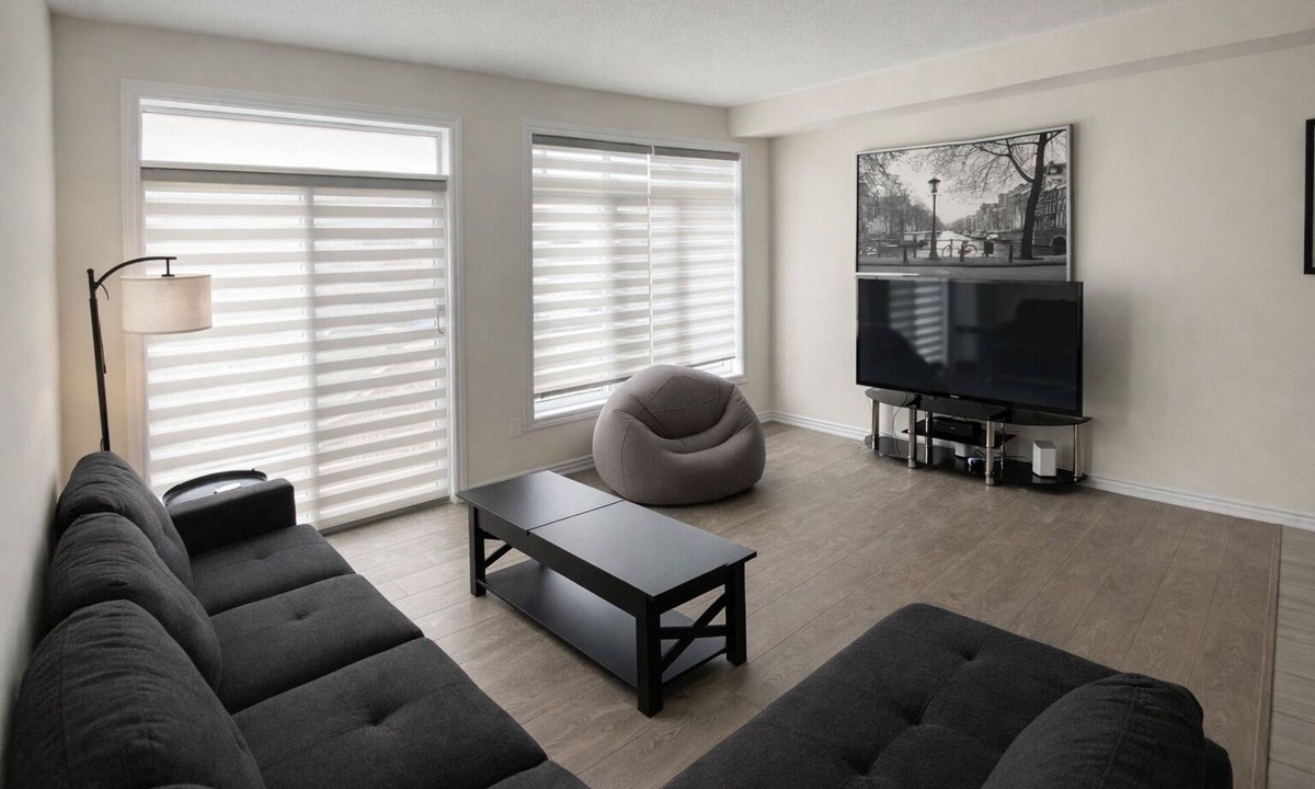 Alcona House | Cozy Modern 2BR Smart Townhome—Minutes from Diners, Shops & Innisfil Beach Park!