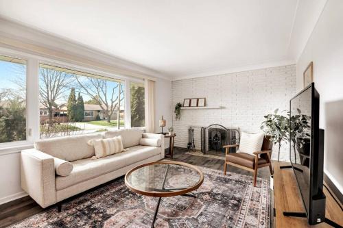Windsor House | Cozy, Modern 2BR w/Remote Workspace, Patio & Gym