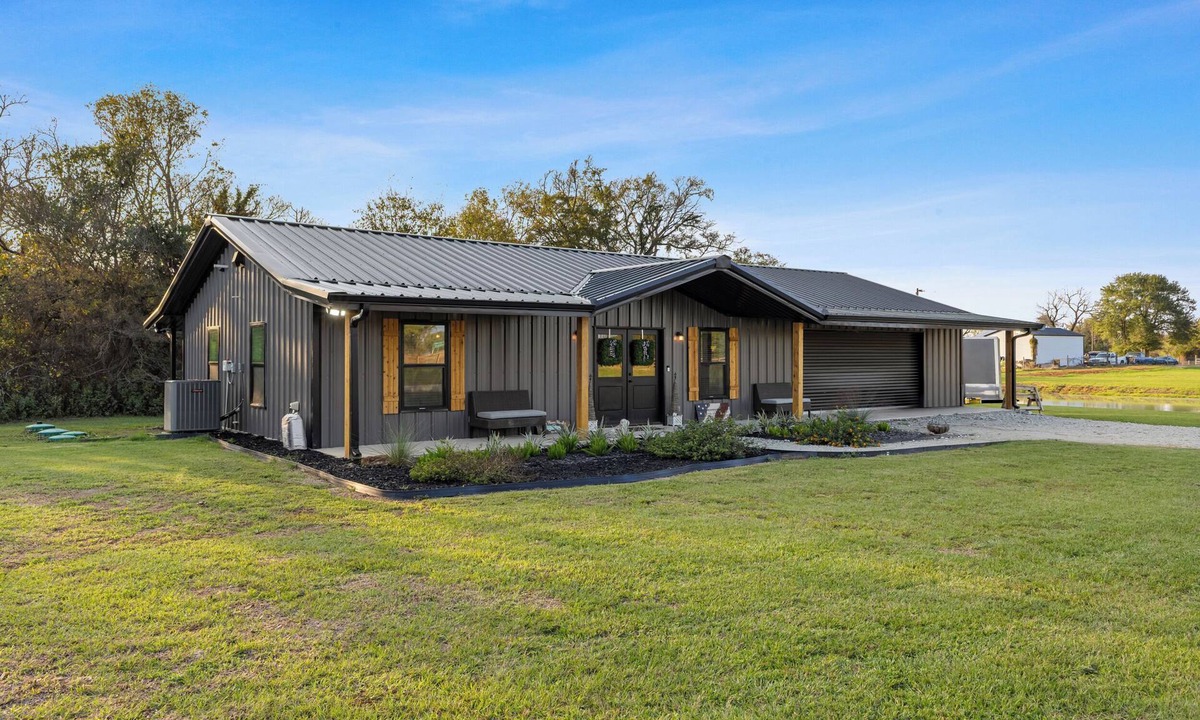 Franklin House | Cozy Modern Barndominum near Franklin Ranch Sports Park