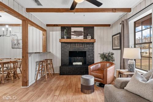 Uncertain House | Cozy Modern Cabin Kayaks & Dock Access