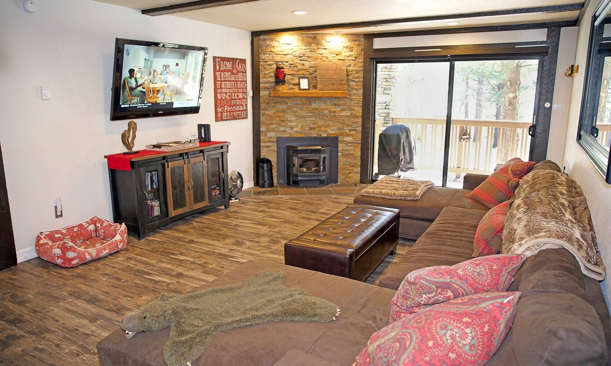 Mammoth Lakes Condo | Cozy Modern Condo, Steps to Eagle/Chair 15, Plush, Quiet, Dog-Friendly!