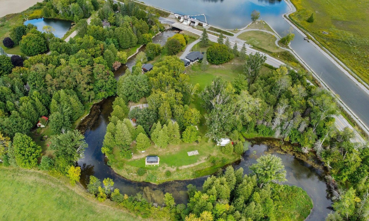 Ramara Cabin | Cozy modern Cottage on the Talbot River in beautiful park like setting