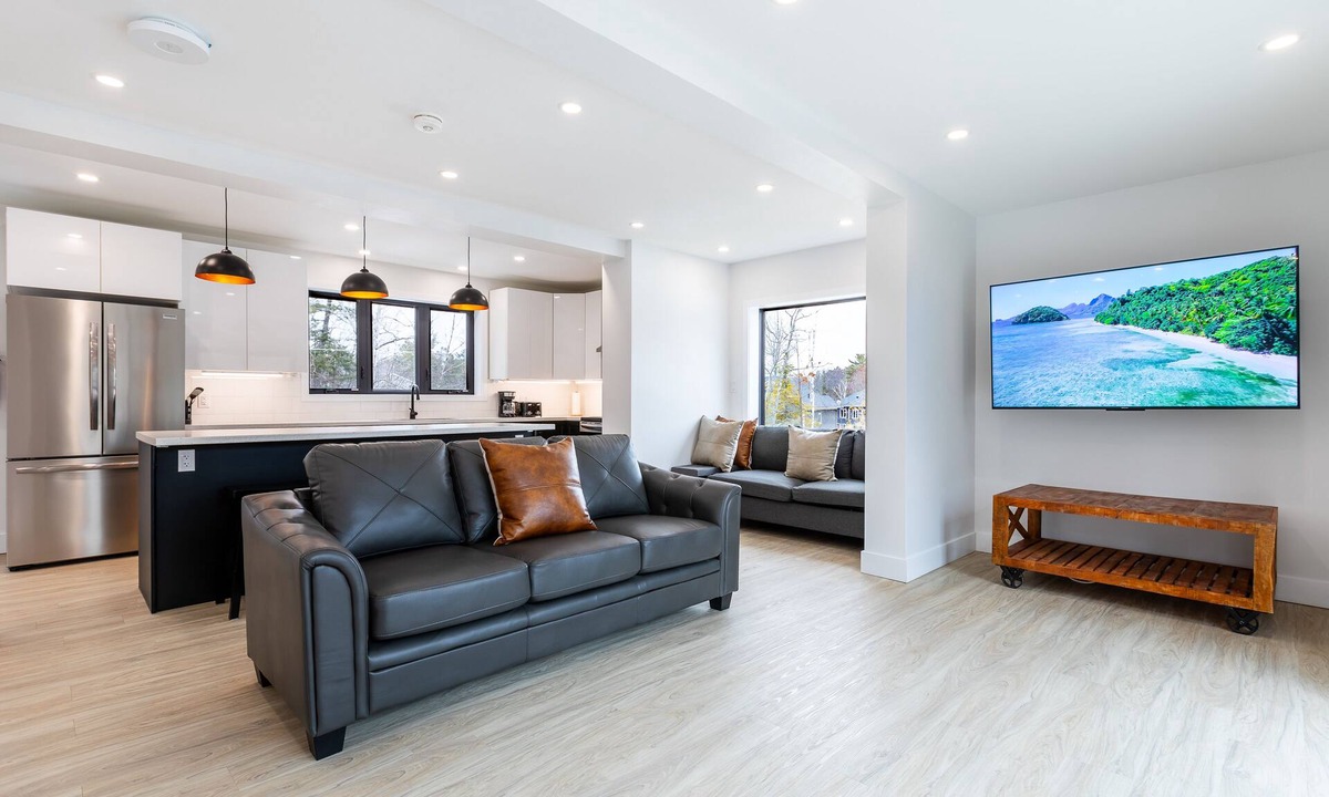 Lafontaine House | Cozy Modern Cottage - Walking distance to 5 beach access points