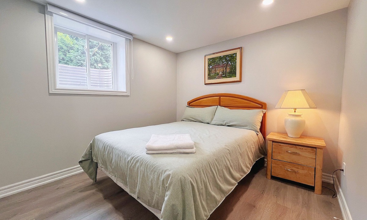 Clanton Park House | Cozy & Modern Ensuite Basement Rooms - Steps to Subway & Downsview Rogers Stadium