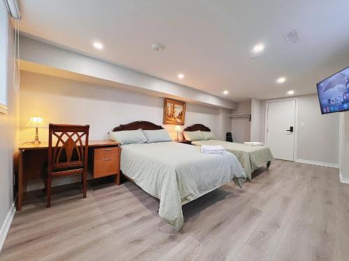 Clanton Park House | Cozy & Modern Ensuite Basement Rooms - Steps to Subway & Downsview Rogers Stadium