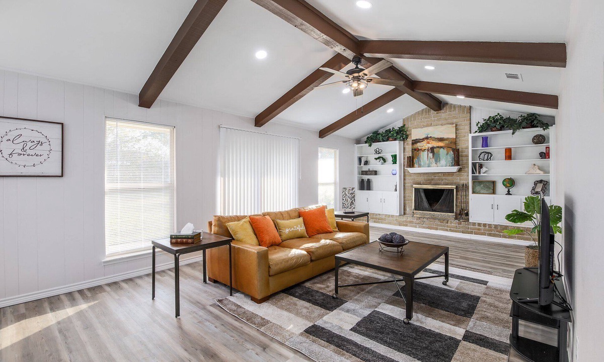 Chisholm Valley South House | Cozy, modern farm style home ~ great central location!
