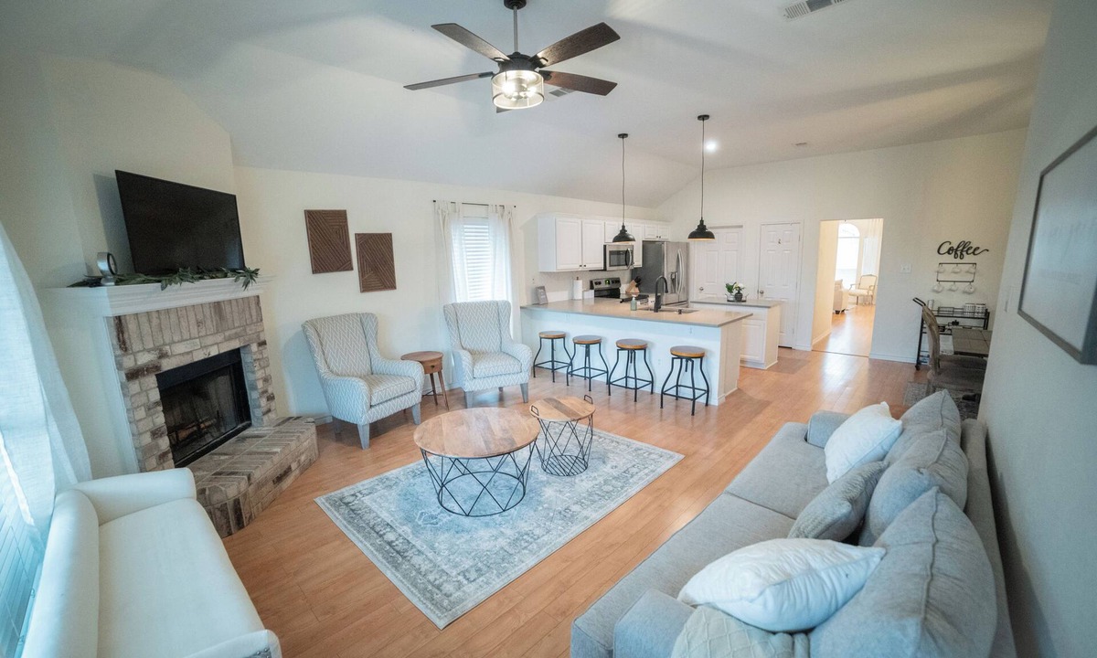 Waxahachie House | Cozy Modern Farmhouse with Pool & Hot Tub, 4BDs in Waxahachie