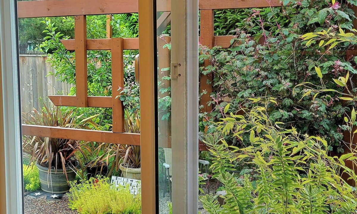 Mount Scott-Arleta Apartment | Cozy modern garden studio with WiFi and AC in SE Woodstock Portland