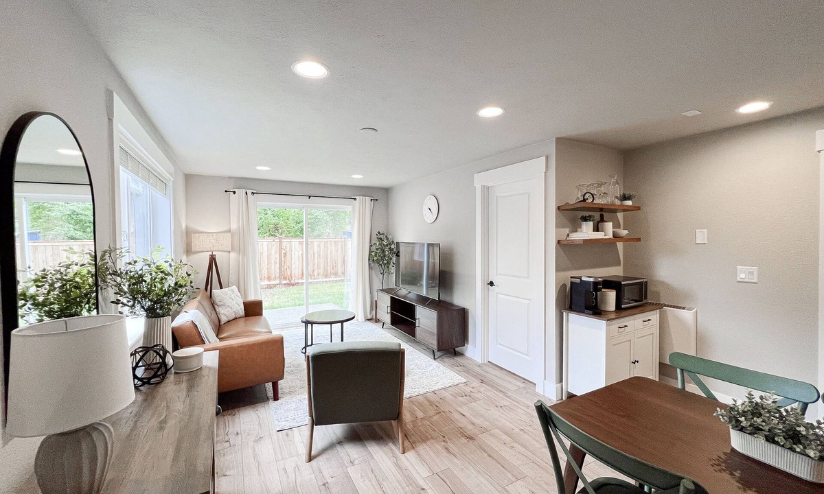 Haller Lake House | Cozy & Modern Hideaway in Seattle/Shoreline