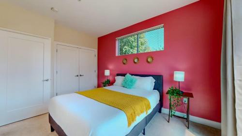 Downtown Apartment | Cozy Modern Home Free Parking