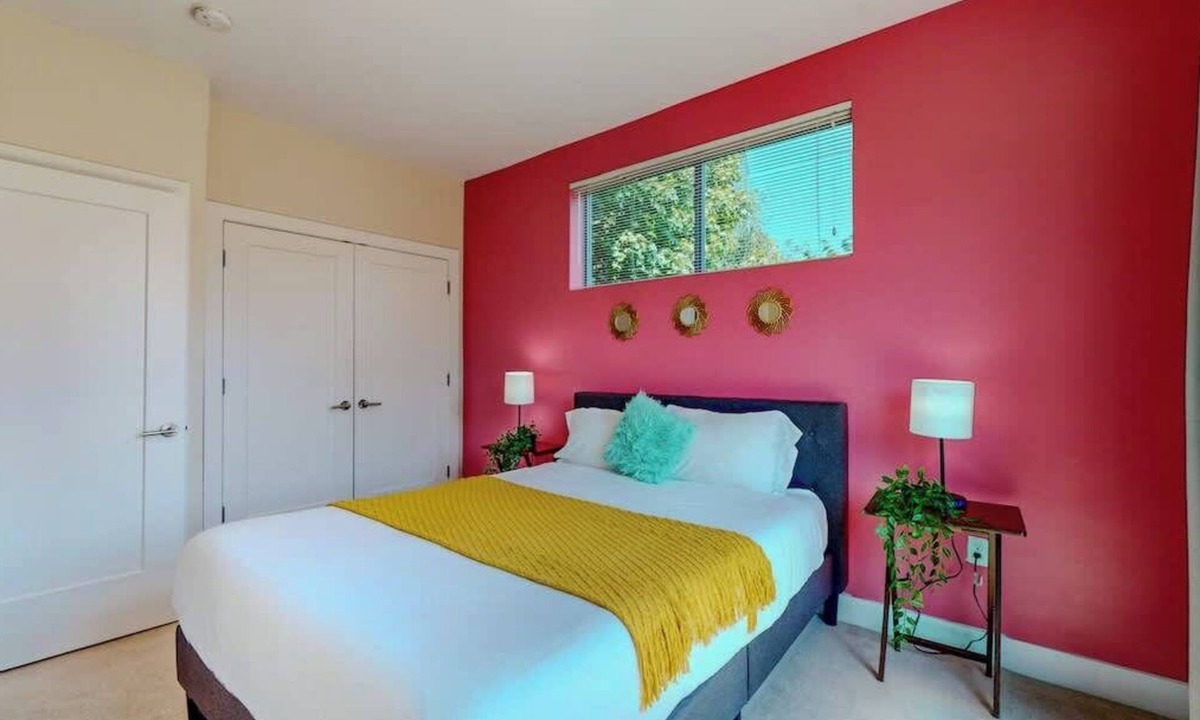 Downtown Apartment | Cozy Modern Home Free Parking