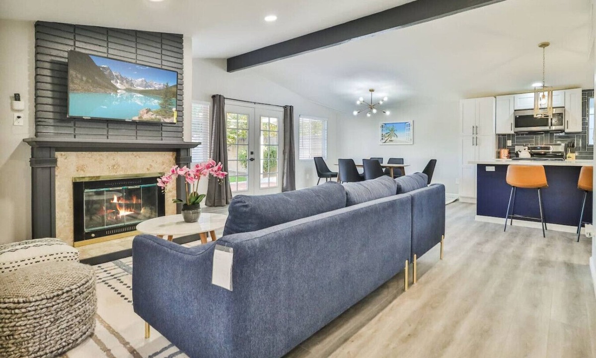 Winnetka House | Cozy Modern Home Near LA Rams Woodland Hills