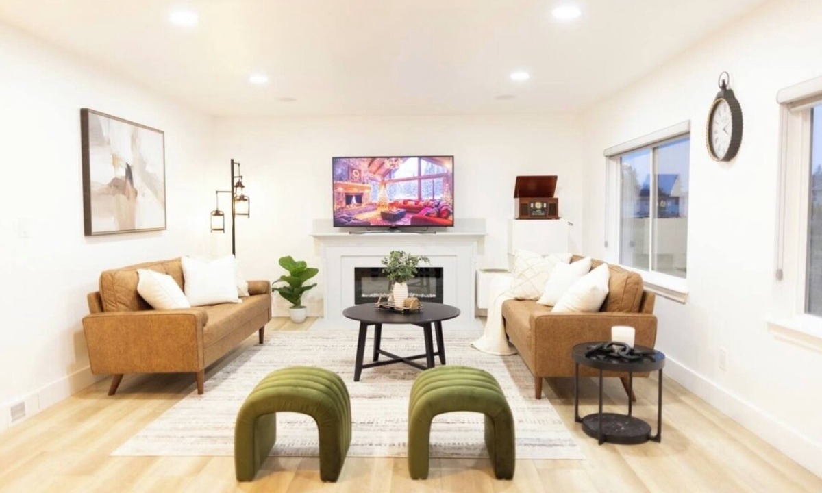 Auburn House | Cozy Modern Home. Stylish, Bright, and Inviting