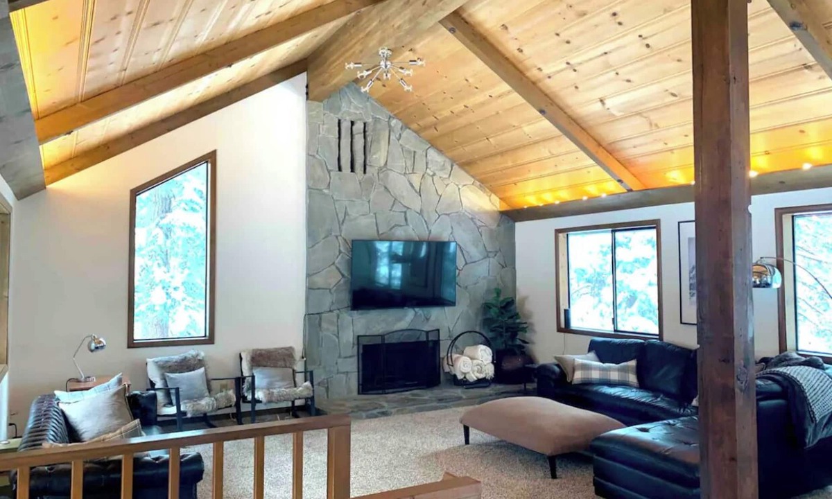 Tahoe City Ski Chalet | Cozy/Modern, Hot Tub, Skiing, Gathering Space, Families, Pets