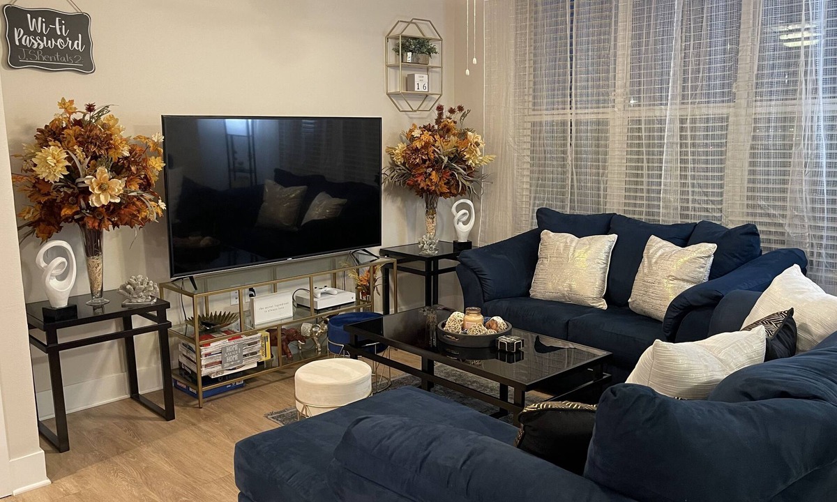 Ankeny House | Cozy Modern Townhome