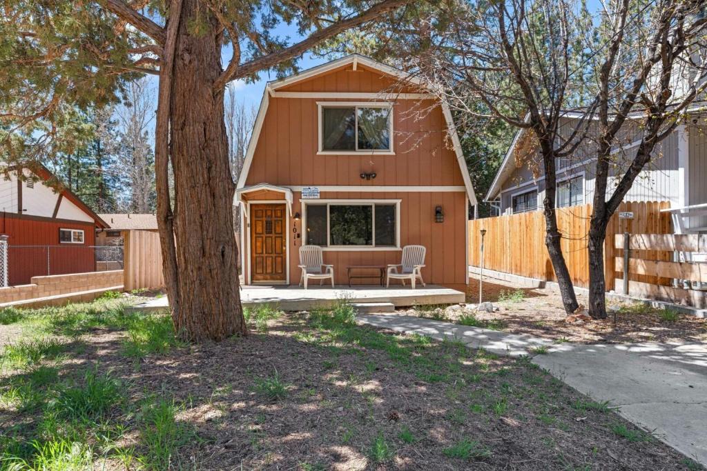 Big Bear City House | Cozy Moonlight Chalet