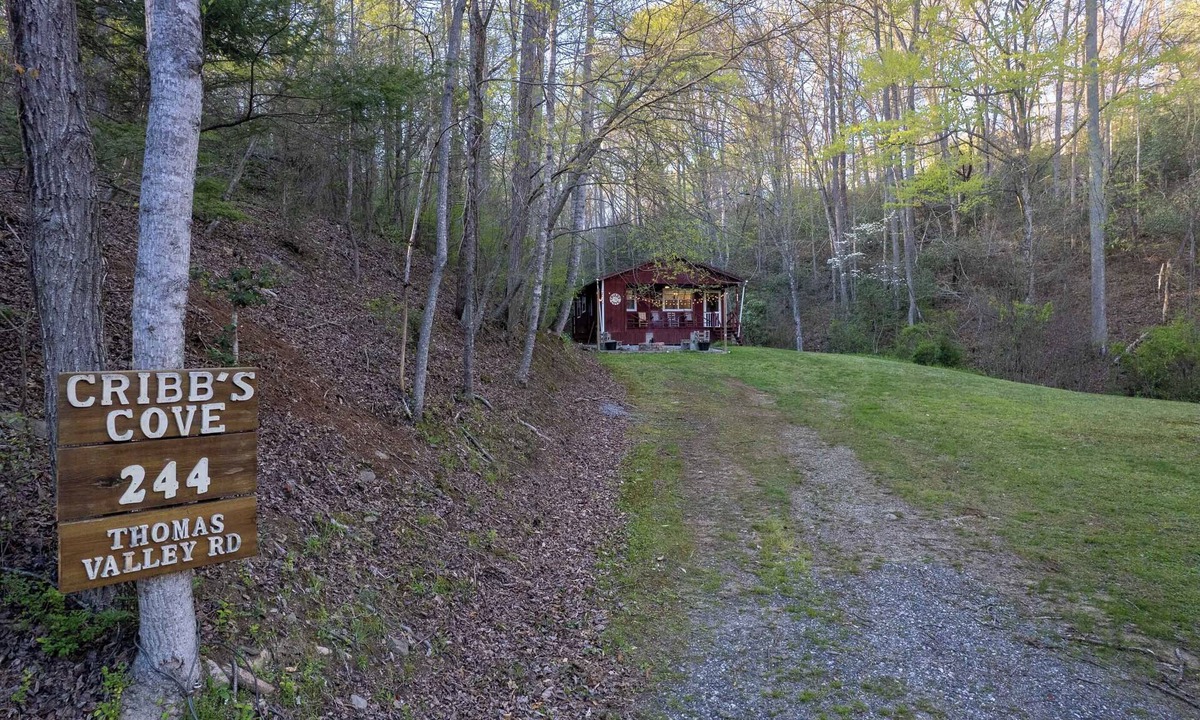 Whittier Cabin | Cozy Mountain Cottage in The Smokies