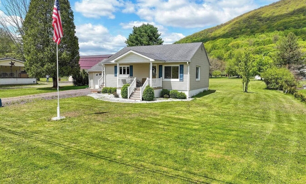 Benton House | Cozy Mountain Getaway - Near Rickett’s Glen