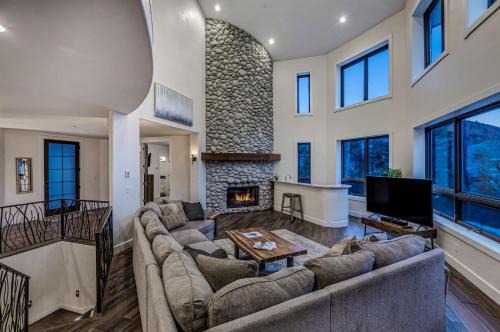 Basalt House | Cozy mountain home w riverfront patio