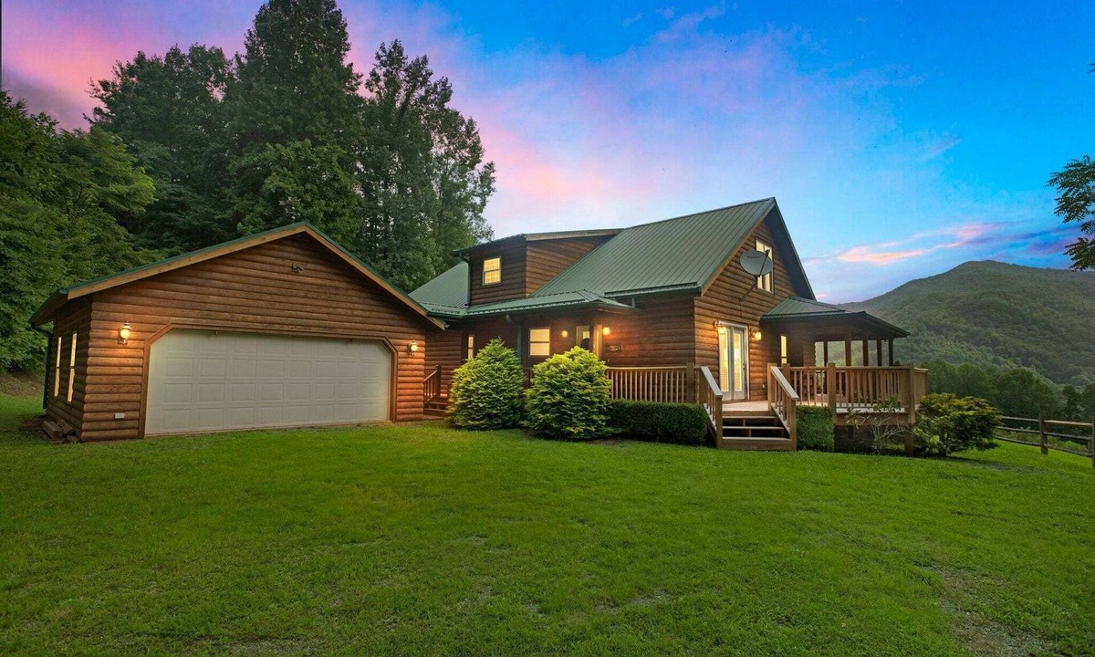 Butler House | Cozy Mountain Retreat w/Scenic Views by RedAwning