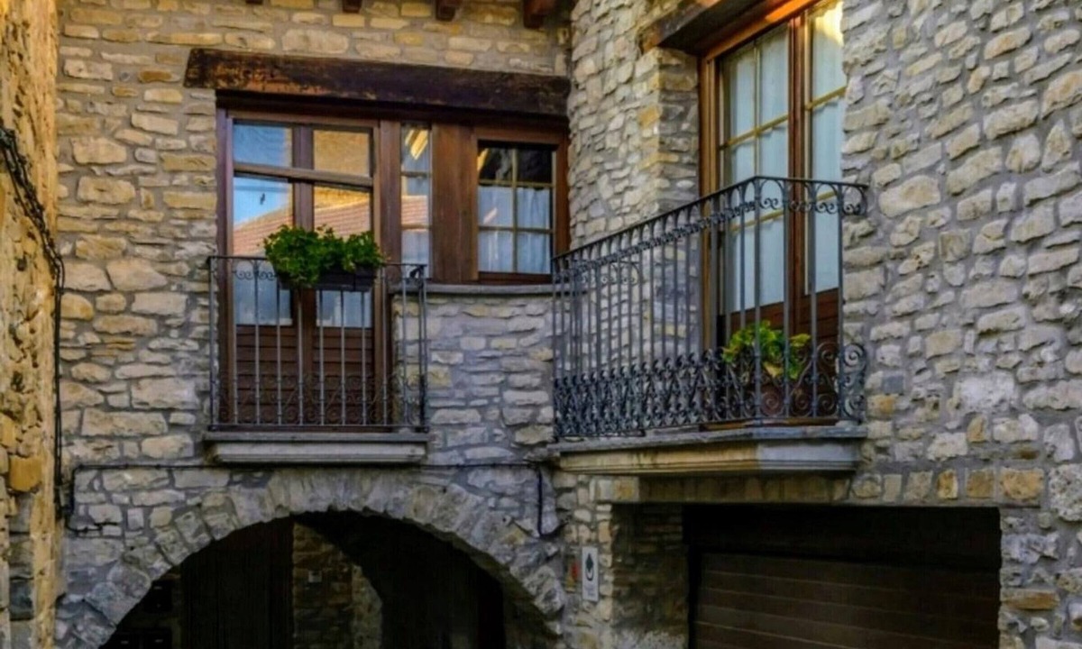 Jaca Apartment | Cozy Mountain-Style Apartment with Fireplace, 15 mins from Jaca