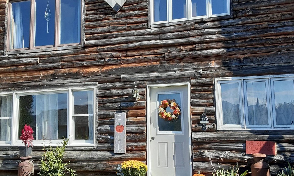 Brighton House | Cozy Mountain View Retreat