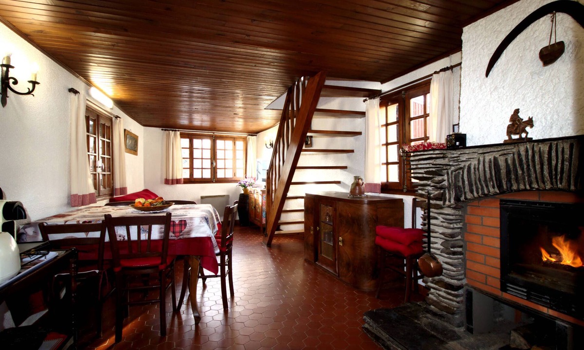 Estavar Cottage | Cozy mountain village house.