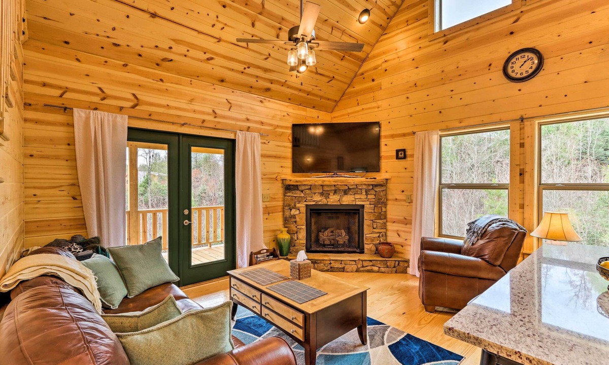 Murphy Cabin | Cozy Mtn Cabin: Spacious Deck & Forest Views!