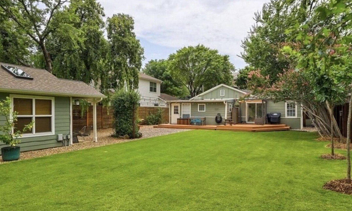 Austin House | Cozy Multi-Property Bungalow in Central Austin - Cowboy pool