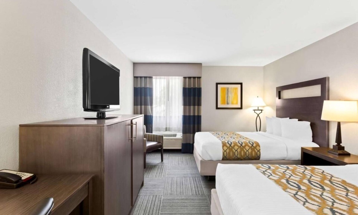 Naperville Hotel | Cozy Naperville Stay – Free Breakfast & Parking Near Downtown!