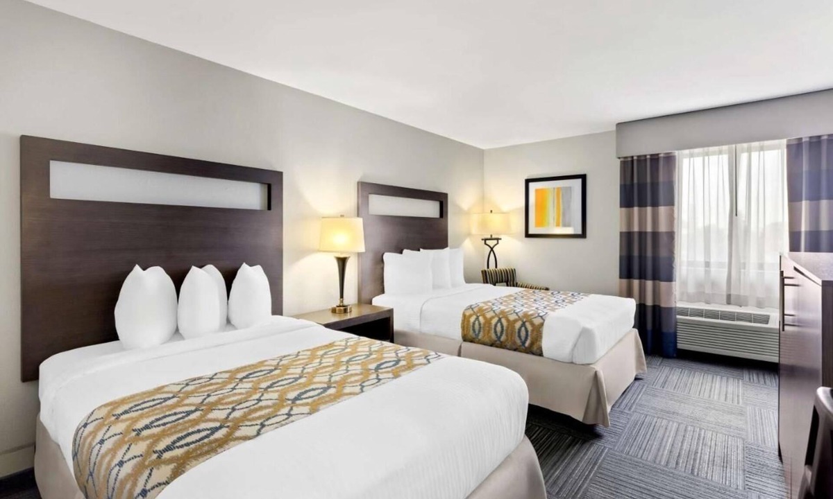 Naperville Hotel | Cozy Naperville Stay – Free Breakfast & Parking Near Downtown!