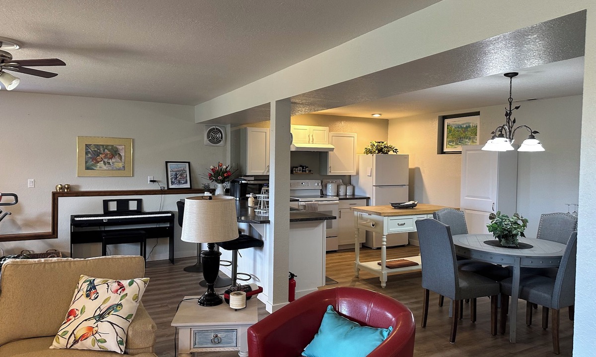 East Wenatchee Apartment | Cozy Neighborhood Retreat. Spacious kitchen. Large 1 bedroom 1 bath suite.