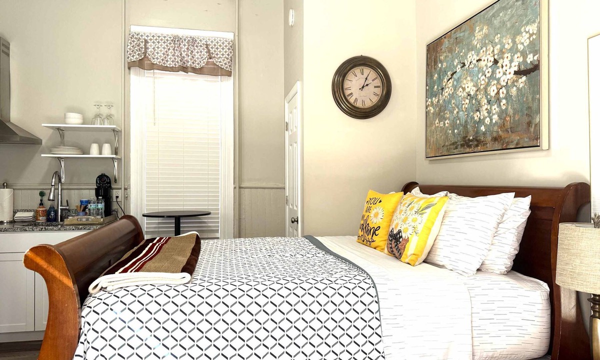 Fan District Apartment | Cozy nest/private porch/museums/free parking