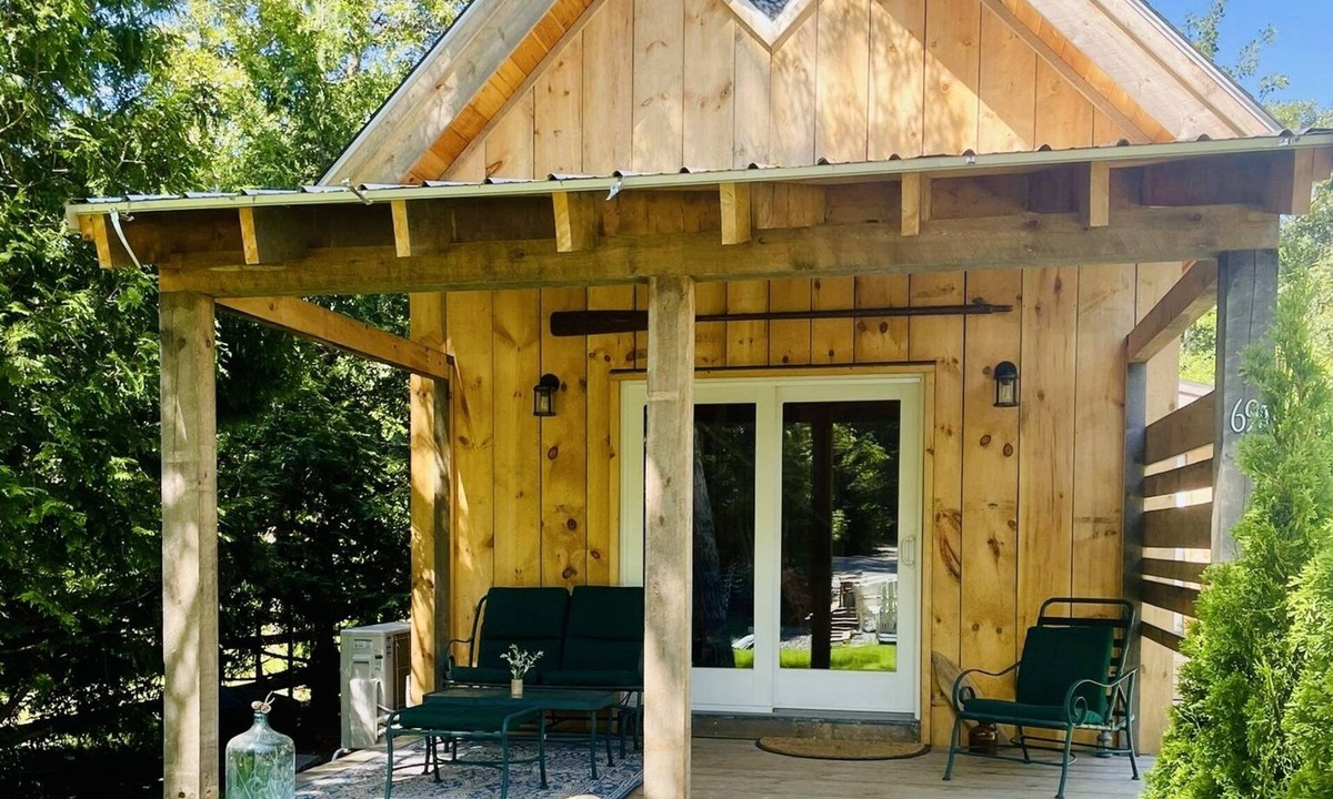 Tisbury Cottage | Cozy New TimberFrame Vineyard Haven!