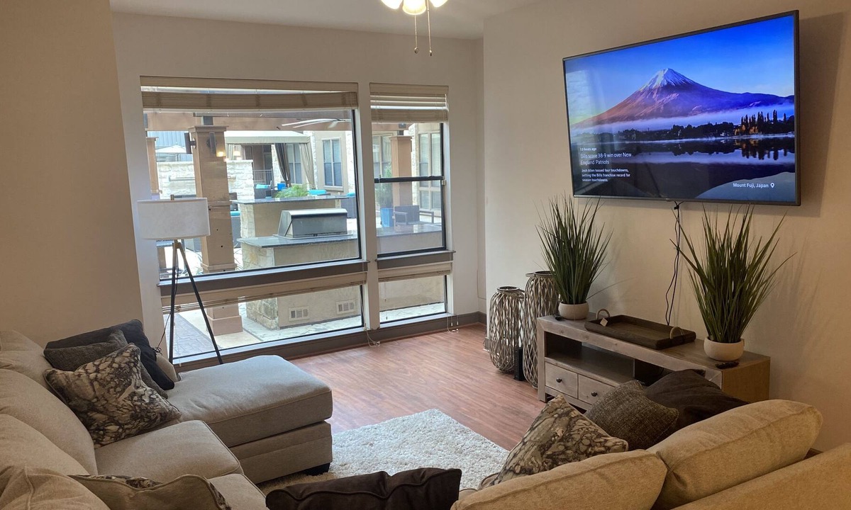Greenway Plaza-Upper Kirby Apartment | Cozy Night Stay In River Oaks