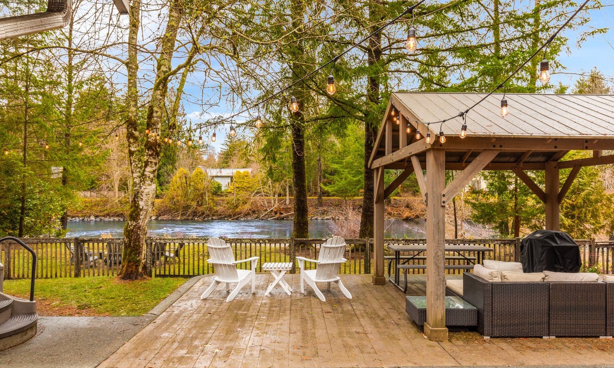 Riverbend House | Cozy North Bend Riverfront Cabin w/hot tub!