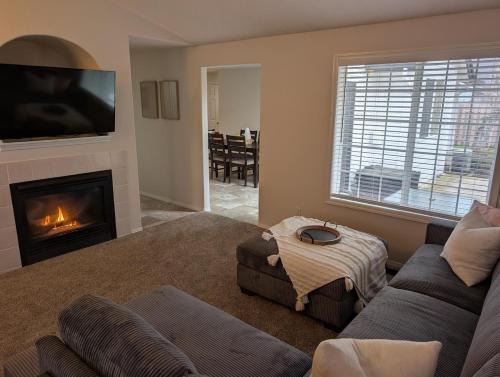 Keizer House | Cozy North Keizer Retreat with fireplace
